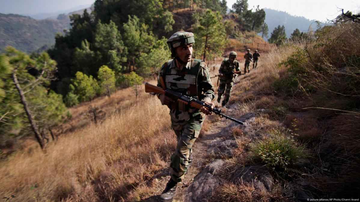 সীমান্ত থেকে অতিরিক্ত সেনা সরাচ্ছে ভারত-পাকিস্তান